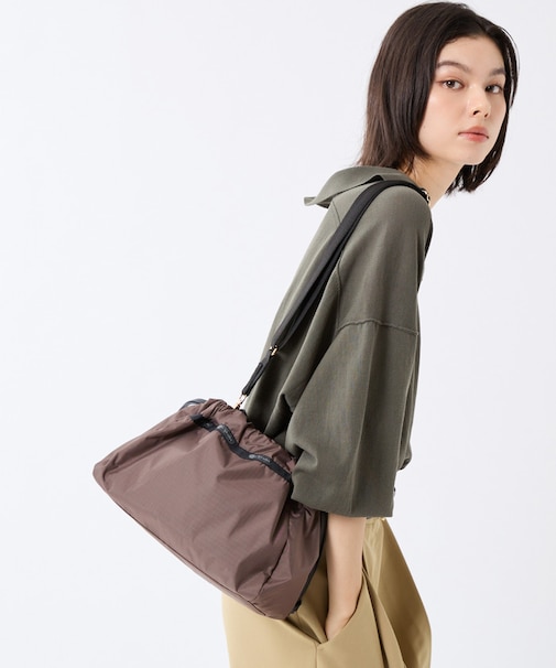 E/W CITY DRAWSTRING BAG  アップタウンダークチョコ/ブラック