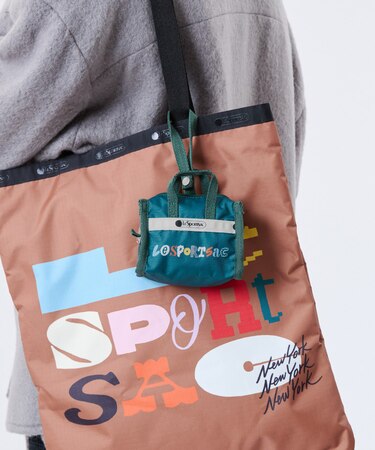 MICRO WEEKENDER CHARM LSSタイポグラフィチャームグリーン