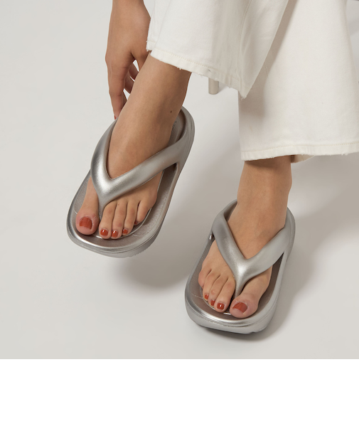 ＜TAW&TOE＞ZEROVITY Plumpy サンダル（シルバー）