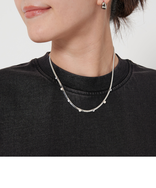 パールモチーフ×ガラス スネークチェーン ネックレス