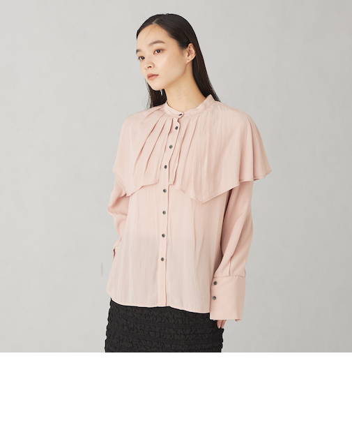 <EMMEL REFINES>EM パウダリータッチサテン ケープ ブラウス