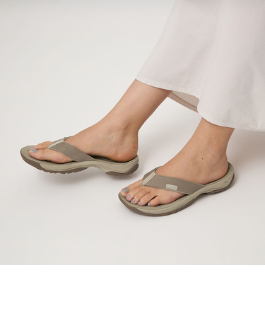 ＜KEEN＞ウィメンズ コナ フリップ ティージー サンダル