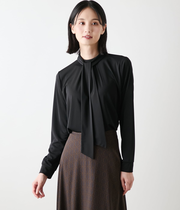 【L】ポリエステル強撚スムース ボウタイ付きハイネックカットソープルオーバー