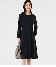 【L】【ウォッシャブル】ライトサテン 長袖フロントプリーツワンピース