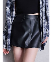 フェイクレザースカートライクショートパンツ