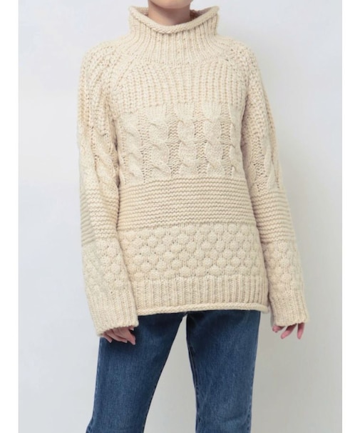 ローゲージハイネックケーブルニット