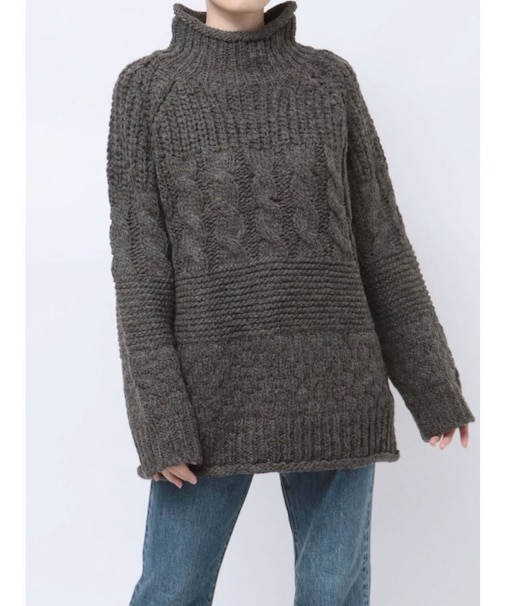 ローゲージハイネックケーブルニット