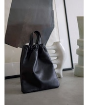 スクエアショルダーレザーバッグ