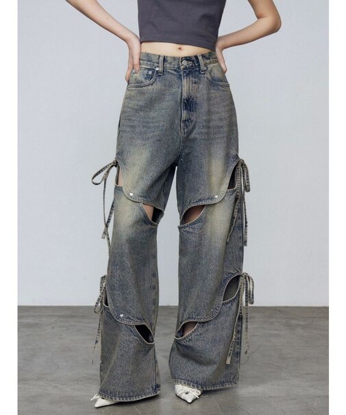 カットアウトルーズジーンズ