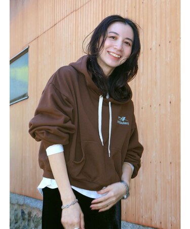 【WEB限定】ショートロゴプリントパーカー