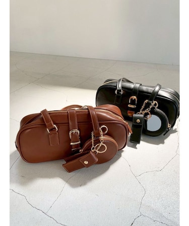 チャーム付きイーストウエストバッグ