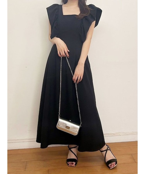 ぱるる新品タグ付き　4Y Amaiaサンサカエ　ワンピース Amaia Kids アマイアキッズ スモッキング 花柄ワンピース サイズ