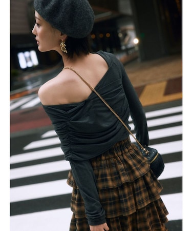 アシンメトリーカットトップス