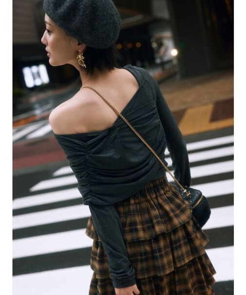 アシンメトリーカットトップス