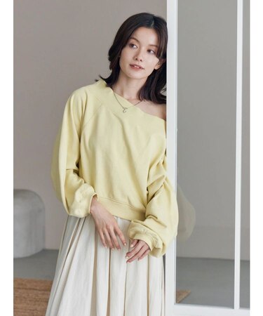 オフショルスウェット