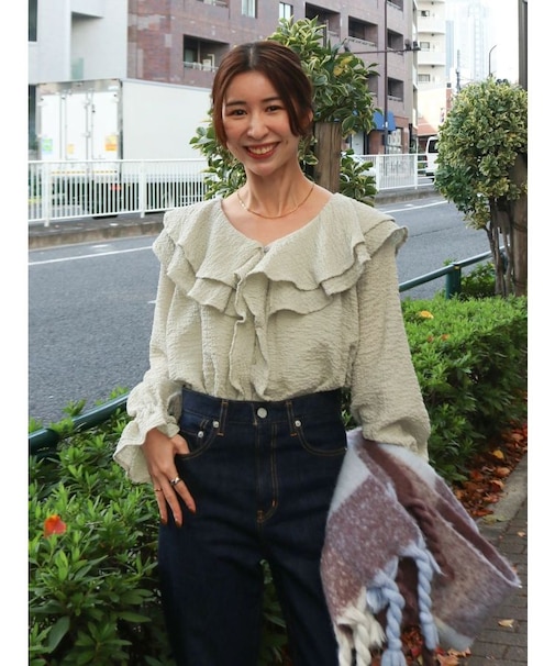 フリルデザインブラウス