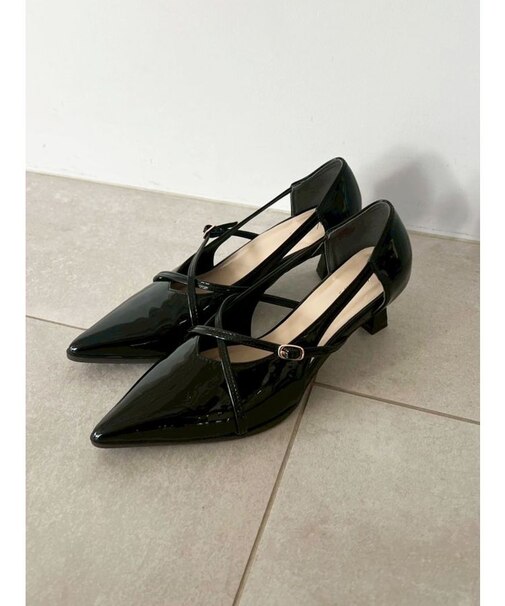 クロスベルトパンプス