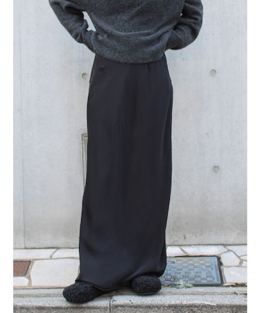 サテンフレアスカート