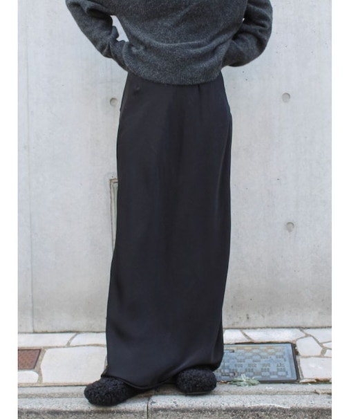 サテンフレアスカート