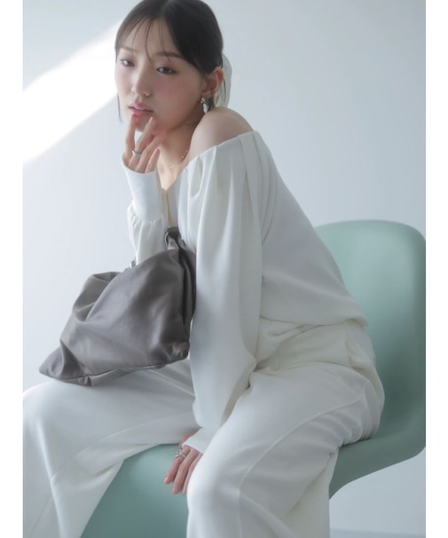 【吉田朱里】タックスリーブオフショルスウェット ※BLACK WEB限定カラー