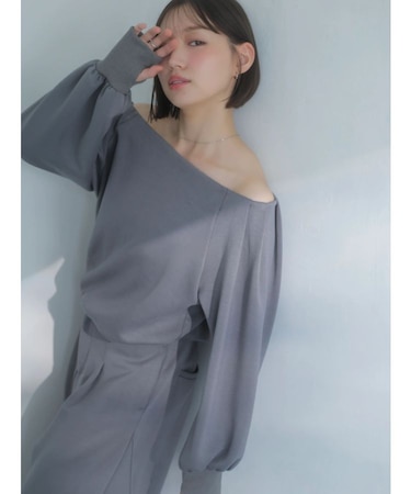 【吉田朱里】タックスリーブオフショルスウェット ※BLACK WEB限定カラー