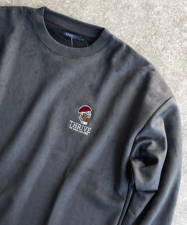 【ユニセックス】フェイクスエードポンチ胸ヒゲ刺繍スウェット