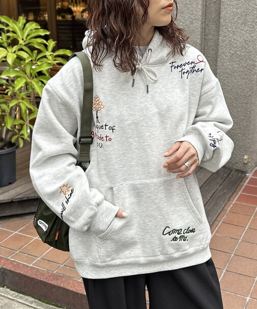 裏起毛落書き刺繍パーカー