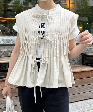前リボンリネンタッチプリーツジレ