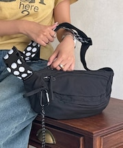 ナイロンボディバッグ