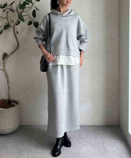 ボンディングフードプルオーバー×ナロースカート