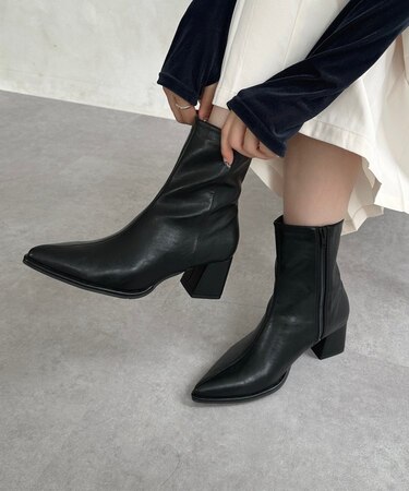 ポインテッドヒールブーツ