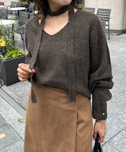 チョーカー付きVネックニット