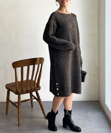 サイドGLDボタンミドル丈ニットワンピース