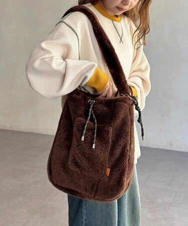 チャーム付きファー巾着トート