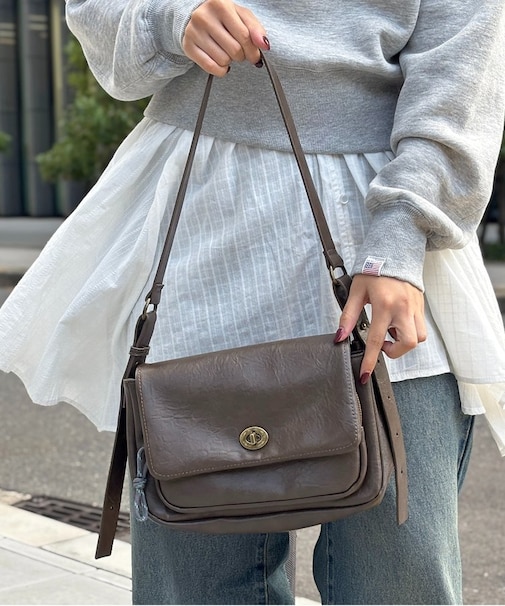 ターンロックダブルベルトレザーバッグ