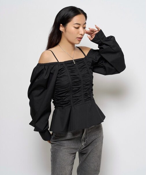 【WHO'S WHO gallery】2WAYオフショルダーパフスリーブブラウス