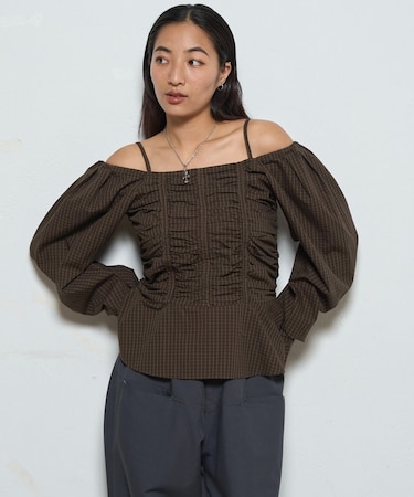 【WHO'S WHO gallery】2WAYオフショルダーパフスリーブブラウス
