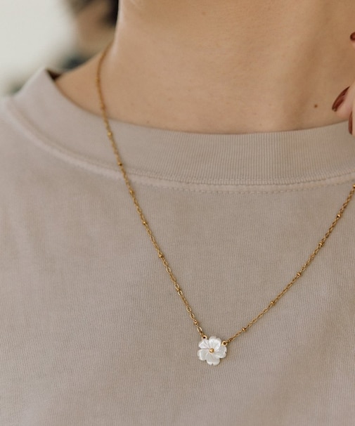 【ear PAPILLONNER】シェルフラワーネックレス