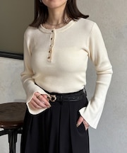 ヘンリーネック袖フレアリブニット