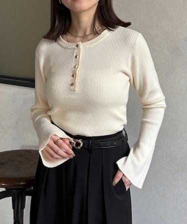 ヘンリーネック袖フレアリブニット