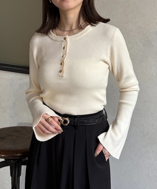 ヘンリーネック袖フレアリブニット