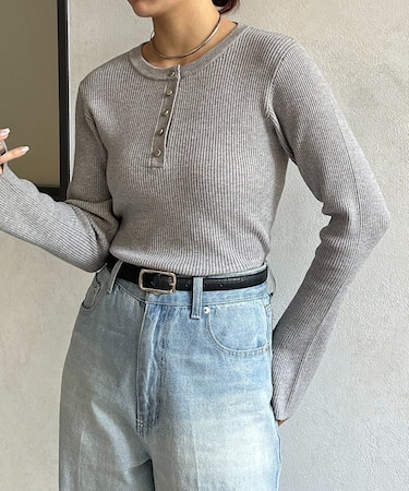 ヘンリーネック袖フレアリブニット