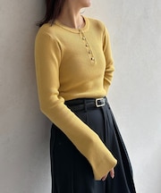 ヘンリーネック袖フレアリブニット