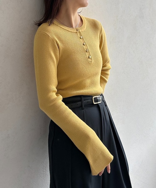 ヘンリーネック袖フレアリブニット