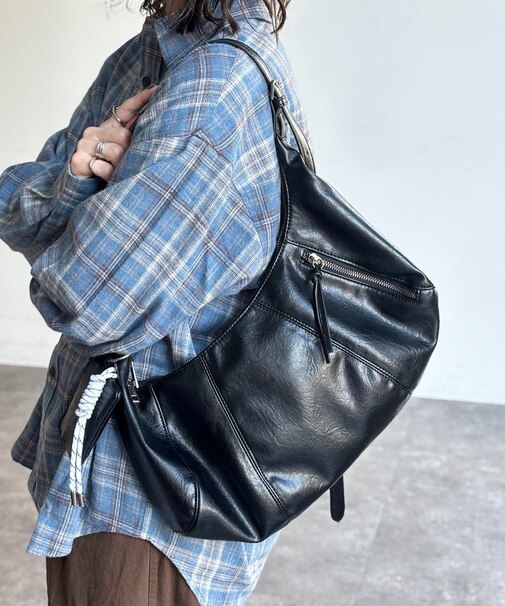 チャーム付きムーンレザーバッグ