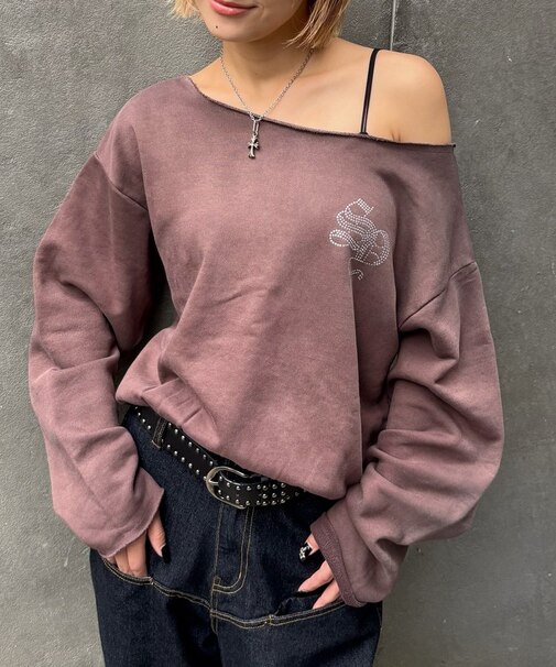 【WHO'S WHO gallery】ラインストーンオフショルスウェット