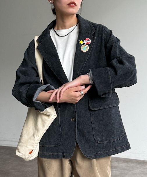 缶バッジ付きデニムテーラードジャケット