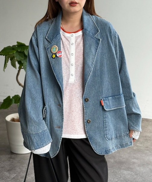 缶バッジ付きデニムテーラードジャケット