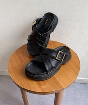 厚底クロスベルトサンダル
