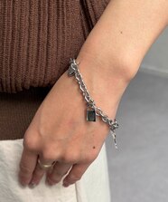COACH チェリー チャーム スライダーブレスレット| ヤマダウェブコム